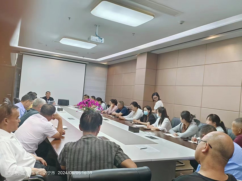 六月份物业公司对部分员工做消防培训、理论考试，并进行了灭火器的使用和消防喷射演练